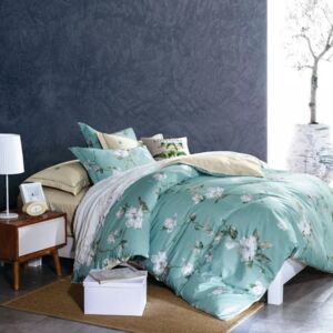 Gyönyörű, kényelmes pamut ágynemű fehér és kék színben, virágmintával kombinálva 3 rész: 1db 160 cmx200 + 2db 70 cmx80