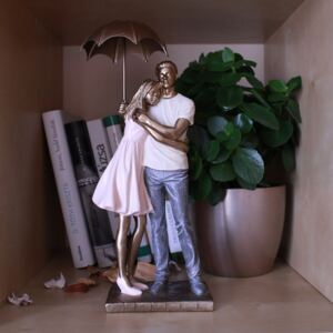 Szerelmes pár figura, esernyővel, álló