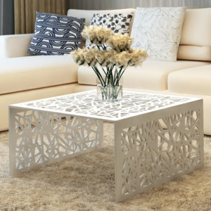 Ezüstszínű alumínium dohányzóasztal geometrikus dizájnnal