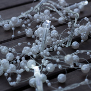 LED fényfüzér – fehér gyöngyökkel, elemes, jégfehér