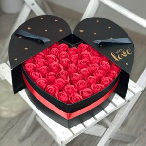 Rózsa Box Kinyitható , szív alakú 55 szál fekete-vörös